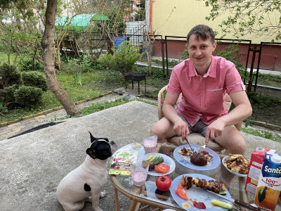 Бучка оживился под вечер, выпрашивает шашлык! Муж тут же приехал мой как раз на наши приступы на пике. Попал в прямом смысле с корабля на бал!